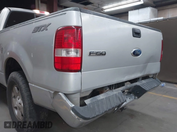 2004 Ford F-150 XL z VIN 1FTRF12W84NB37032, wystawiony jako IAAI lot #41932882 z przebiegiem 244 800 mil mil oraz . Historia ofert i sprzedaży dostępna na DreamBid. Obrazek 6.