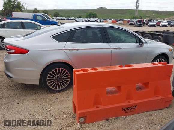2017 Ford Fusion SE z VIN 3FA6P0HD5HR166433, wystawiony jako IAAI lot #42394998 z przebiegiem 121 333 mil mil oraz . Historia ofert i sprzedaży dostępna na DreamBid. Obrazek 13.