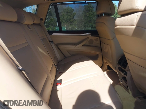 2013 BMW X5 xDrive35i z VIN 5UXZV4C5XD0B10732, wystawiony jako IAAI lot #41576548 z przebiegiem 131 237 mil mil oraz . Historia ofert i sprzedaży dostępna na DreamBid. Obrazek 8.