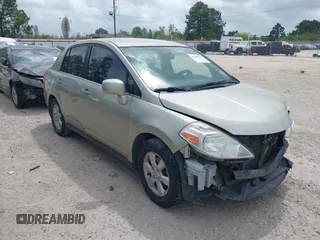2008 Nissan Versa S z VIN 3N1BC11E68L367177, wystawiony jako IAAI lot #41948703 z przebiegiem 134 810 mil mil oraz . Historia ofert i sprzedaży dostępna na DreamBid. Obrazek 1.
