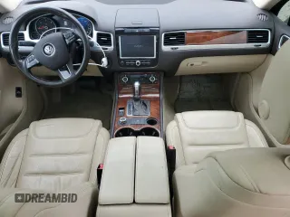 2012 Volkswagen Touareg Lux с VIN WVGEK9BPXCD012003, выставлен на аукционе Copart как лот 54910865 с пробегом 106 465 миль миль и Списание • Salvage title. История ставок и продаж доступна на DreamBid. Изображение 8.