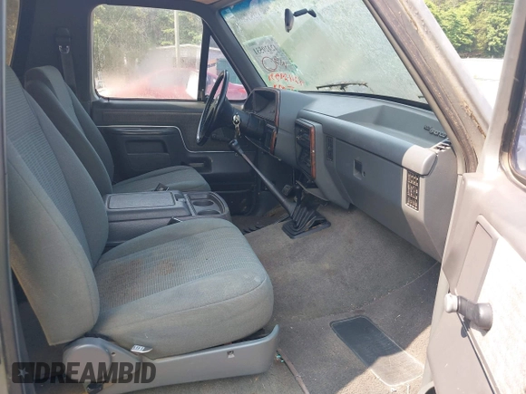 1989 Ford Bronco XL z VIN 1FMEU15NXKLA14330, wystawiony jako IAAI lot #42429531 z przebiegiem 82 009 mil mil oraz . Historia ofert i sprzedaży dostępna na DreamBid. Obrazek 5.