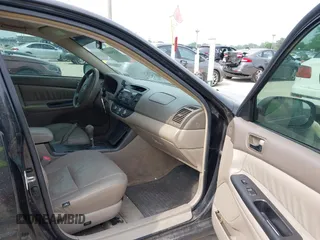2005 Toyota Camry STD z VIN 4T1BE32K35U016571, wystawiony jako IAAI lot #42496809 z przebiegiem 179 290 mil mil oraz . Historia ofert i sprzedaży dostępna na DreamBid. Obrazek 5.