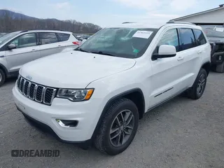 2018 Jeep Grand Cherokee Laredo z VIN 1C4RJFAG1JC479838, wystawiony jako IAAI lot #41903955 z przebiegiem 73 076 mil mil oraz . Historia ofert i sprzedaży dostępna na DreamBid. Obrazek 6.
