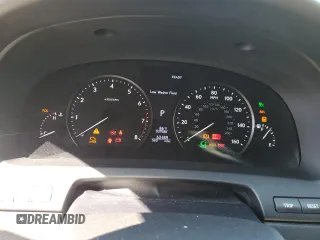 2015 Lexus LS 460 z VIN JTHBL5EF3F5137129, wystawiony jako Copart lot #54654675 z przebiegiem 62 489 mil mil oraz Szkoda całkowita • Salvage title. Historia ofert i sprzedaży dostępna na DreamBid. Obrazek 9.