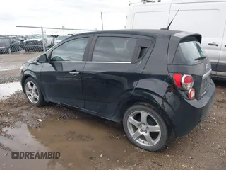 2012 Chevrolet Sonic LTZ z VIN 1G1JE6SH3C4197084, wystawiony jako IAAI lot #41308835 z przebiegiem 128 089 mil mil oraz . Historia ofert i sprzedaży dostępna na DreamBid. Obrazek 3.