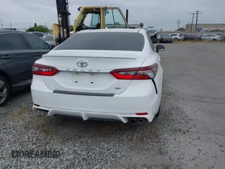 2022 Toyota Camry SE z VIN 4T1G11AK4NU675377, wystawiony jako IAAI lot #42057960 z przebiegiem 46 936 mil mil oraz . Historia ofert i sprzedaży dostępna na DreamBid. Obrazek 17.