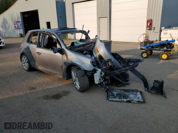 2013 Volkswagen Golf z VIN WVWDA7AJ9DW134006, wystawiony jako Copart lot #71238044 z przebiegiem Nie podano mil oraz Nie do naprawy • Non repairable. Historia ofert i sprzedaży dostępna na DreamBid. Obrazek 4.