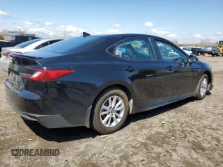 2025 Toyota Camry LE z VIN 4T1DAACK5SU517822, wystawiony jako Copart lot #55895755 z przebiegiem Nie podano mil oraz Szkoda całkowita • Salvage title. Historia ofert i sprzedaży dostępna na DreamBid. Obrazek 3.
