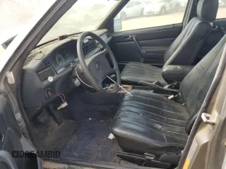 1985 Mercedes-Benz 190 z VIN WDBDB22C8FF039826, wystawiony jako Copart lot #47875265 z przebiegiem 159 296 mil mil oraz Szkody całkowita. Historia ofert i sprzedaży dostępna na DreamBid. Obrazek 7.