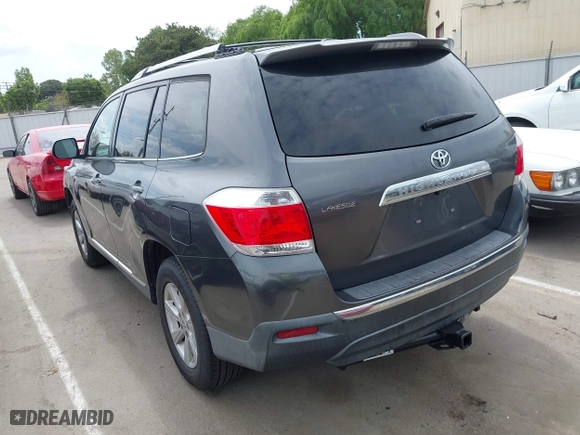 2011 Toyota Highlander with VIN 5TDZK3EH8BS027822, listed as a IAAI auction lot 42051111 with 174,290 mi miles. Bid and sale history available at carsss.com. Image 3.