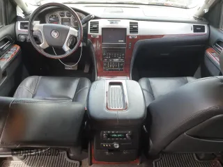 2014 Cadillac Escalade Premium z VIN 1GYS4CEF5ER221795, wystawiony jako Copart lot #55036035 z przebiegiem 136 606 mil mil oraz Szkoda całkowita • Salvage title. Historia ofert i sprzedaży dostępna na DreamBid. Obrazek 8.