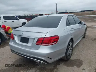 2016 Mercedes-Benz E 350 Luxury z VIN WDDHF8JB5GB217208, wystawiony jako IAAI lot #42200673 z przebiegiem 132 802 mil mil oraz . Historia ofert i sprzedaży dostępna na DreamBid. Obrazek 4.