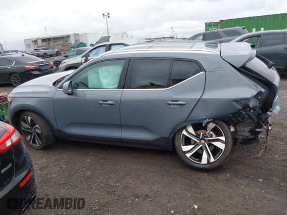 2023 Volvo XC40 Ultimate Bright Theme с VIN YV4L12UAXP2025895, выставлен на аукционе IAAI как лот 42294917 с пробегом 5 384 миль миль и . История ставок и продаж доступна на DreamBid. Изображение 14.