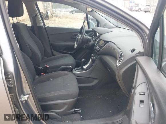 2020 Chevrolet Trax LS z VIN 3GNCJKSB4LL176651, wystawiony jako IAAI lot #42126535 z przebiegiem 118 420 mil mil oraz . Historia ofert i sprzedaży dostępna na DreamBid. Obrazek 5.