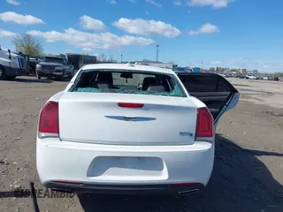 2019 Chrysler 300 S z VIN 2C3CCABG6KH659109, wystawiony jako IAAI lot #41987079 z przebiegiem Nie podano mil oraz . Historia ofert i sprzedaży dostępna na DreamBid. Obrazek 17.