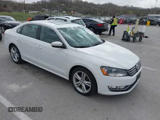 2013 Volkswagen Passat SE z VIN 1VWBM7A32DC101749, wystawiony jako IAAI lot #41836320 z przebiegiem 83 725 mil mil oraz . Historia ofert i sprzedaży dostępna na DreamBid. Obrazek 1.