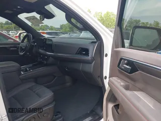 2025 Chevrolet Tahoe z VIN 1GNS6RRD7SR121714, wystawiony jako IAAI lot #42602552 z przebiegiem 9 824 mil mil oraz . Historia ofert i sprzedaży dostępna na DreamBid. Obrazek 5.