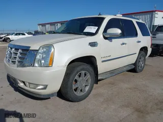 2007 Cadillac Escalade with VIN 1GYFK63887R301642, listed as a IAAI auction lot 41981720 with 233,352 mi miles. Bid and sale history available at carsss.com. Image 2.