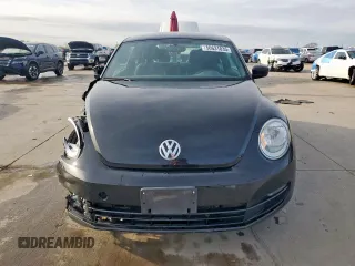 2014 Volkswagen Beetle Entry z VIN 3VWF17AT4EM641582, wystawiony jako Copart lot #50631035 z przebiegiem 121 461 mil mil oraz Szkoda całkowita • Salvage title. Historia ofert i sprzedaży dostępna na DreamBid. Obrazek 5.