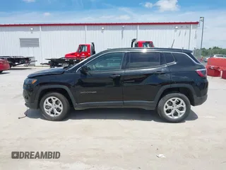 2024 Jeep Compass Sport z VIN 3C4NJDAN5RT105556, wystawiony jako IAAI lot #42335647 z przebiegiem 14 747 mil mil oraz . Historia ofert i sprzedaży dostępna na DreamBid. Obrazek 14.