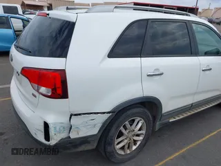 2014 Kia Sorento LX z VIN 5XYKT4A65EG480841, wystawiony jako IAAI lot #41940179 z przebiegiem 164 149 mil mil oraz . Historia ofert i sprzedaży dostępna na DreamBid. Obrazek 6.