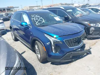 2019 Cadillac XT4 FWD Premium Luxury z VIN 1GYFZCR45KF202947, wystawiony jako IAAI lot #42188778 z przebiegiem 27 342 mil mil oraz . Historia ofert i sprzedaży dostępna na DreamBid. Obrazek 1.