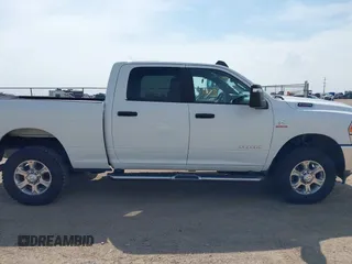 2024 Ram 2500 Big Horn z VIN 3C6UR5DL4RG246011, wystawiony jako IAAI lot #42351899 z przebiegiem 63 283 mil mil oraz . Historia ofert i sprzedaży dostępna na DreamBid. Obrazek 13.