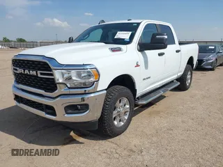 2024 Ram 2500 Big Horn z VIN 3C6UR5DL4RG246011, wystawiony jako IAAI lot #42351899 z przebiegiem 63 283 mil mil oraz . Historia ofert i sprzedaży dostępna na DreamBid. Obrazek 2.