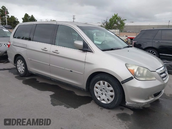 2005 Honda Odyssey LX with VIN 5FNRL38205B026824, listed as a IAAI auction lot 42068656 with 140,914 mi miles. Bid and sale history available at carsss.com. Image 1.