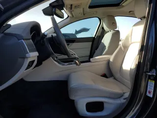 2017 Jaguar XF 35t Premium z VIN SAJBD4BV7HCY33657, wystawiony jako Copart lot #83397324 z przebiegiem 52 520 mil mil oraz Szkoda całkowita • Salvage title. Historia ofert i sprzedaży dostępna na DreamBid. Obrazek 7.