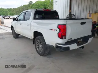2023 Chevrolet Colorado 4WD LT z VIN 1GCPTCEK0P1221796, wystawiony jako IAAI lot #42076600 z przebiegiem 23 262 mil mil oraz . Historia ofert i sprzedaży dostępna na DreamBid. Obrazek 3.