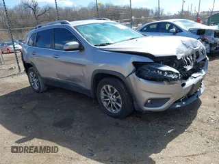 2019 Jeep Cherokee Latitude Plus z VIN 1C4PJLLB8KD144661, wystawiony jako IAAI lot #41869735 z przebiegiem 101 696 mil mil oraz . Historia ofert i sprzedaży dostępna na DreamBid. Obrazek 1.
