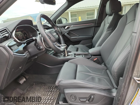 2024 Audi Q3 S line Premium Plus z VIN WA1EECF39R1107785, wystawiony jako Copart lot #63431915 z przebiegiem 14 657 mil mil oraz Szkoda całkowita • Salvage title. Historia ofert i sprzedaży dostępna na DreamBid. Obrazek 7.