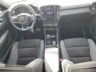 2022 Volvo XC40 Twin Plus z VIN YV4ED3UR5N2709889, wystawiony jako Copart lot #81162434 z przebiegiem 22 636 mil mil oraz Szkoda całkowita • Salvage title. Historia ofert i sprzedaży dostępna na DreamBid. Obrazek 8.