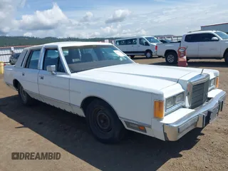 1989 Lincoln Town Car z VIN 1LNBM81FXKY640618, wystawiony jako IAAI lot #42290055 z przebiegiem 36 095 mil mil oraz . Historia ofert i sprzedaży dostępna na DreamBid. Obrazek 1.