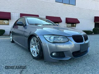 2011 BMW 3 Series 335i xDrive z VIN WBAKF9C54BE620159, wystawiony jako Copart lot #64338285 z przebiegiem 100 528 mil mil oraz Czysty tytuł • Clean title. Historia ofert i sprzedaży dostępna na DreamBid. Obrazek 2.