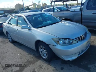 2005 Toyota Camry LE z VIN 4T1BF30KX5U614284, wystawiony jako IAAI lot #41527202 z przebiegiem 276 905 mil mil oraz . Historia ofert i sprzedaży dostępna na DreamBid. Obrazek 1.