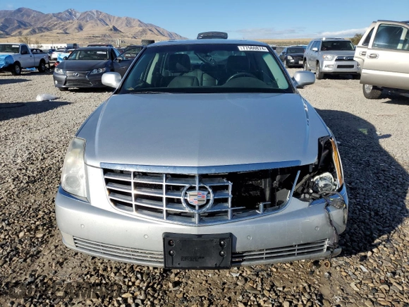 2009 Cadillac DTS 1SC z VIN 1G6KD57Y89U105190, wystawiony jako Copart lot #77560874 z przebiegiem 166 134 mil mil oraz Szkoda całkowita • Salvage title. Historia ofert i sprzedaży dostępna na DreamBid. Obrazek 5.