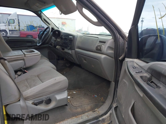 2006 Ford F-250 XL z VIN 1FTSW215X6ED62071, wystawiony jako IAAI lot #42416841 z przebiegiem 240 855 mil mil oraz . Historia ofert i sprzedaży dostępna na DreamBid. Obrazek 5.