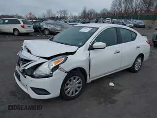 2019 Nissan Versa SV z VIN 3N1CN7AP1KL851669, wystawiony jako IAAI lot #40846171 z przebiegiem 144 652 mil mil oraz . Historia ofert i sprzedaży dostępna na DreamBid. Obrazek 2.