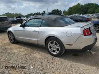 2012 Ford Mustang V6 z VIN 1ZVBP8EM8C5207416, wystawiony jako Copart lot #57823615 z przebiegiem 162 286 mil mil oraz Szkoda całkowita • Salvage title. Historia ofert i sprzedaży dostępna na DreamBid. Obrazek 2.