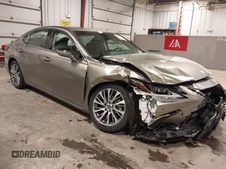 2021 Lexus ES 250 z VIN 58AD11D11MU007968, wystawiony jako IAAI lot #41968246 z przebiegiem 11 522 mil mil oraz . Historia ofert i sprzedaży dostępna na DreamBid. Obrazek 1.