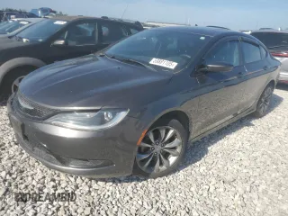2015 Chrysler 200 S z VIN 1C3CCCBB3FN553830, wystawiony jako Copart lot #59881105 z przebiegiem 124 298 mil mil oraz Szkoda całkowita • Salvage title. Historia ofert i sprzedaży dostępna na DreamBid. Obrazek 1.