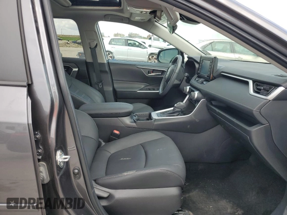 2021 Toyota RAV4 XLE Premium z VIN 2T3C1RFV2MC169635, wystawiony jako Copart lot #60987995 z przebiegiem Nie podano mil oraz Szkoda całkowita • Salvage title. Historia ofert i sprzedaży dostępna na DreamBid. Obrazek 7.