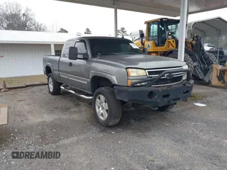 2006 Chevrolet Silverado 1500 LT2 with VIN 1GCEK19BX6Z188783, listed as a IAAI auction lot 41635021 with 238,312 mi miles. Bid and sale history available at carsss.com. Image 1.