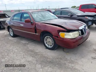 2002 Lincoln Town Car Cartier z VIN 1LNHM83W52Y626407, wystawiony jako IAAI lot #37616886 z przebiegiem 100 272 mil mil oraz . Historia ofert i sprzedaży dostępna na DreamBid. Obrazek 1.