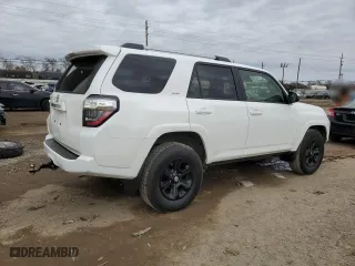 2022 Toyota 4Runner SR5 with VIN JTEEU5JR4N5267829, listed as a Copart auction lot 42493685 with 50,903 mi miles and Salvage Title. Bid and sale history available at carsss.com. Image 3.