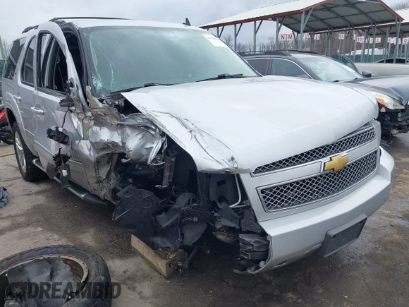 2013 Chevrolet Tahoe LT z VIN 1GNSKBE08DR166024, wystawiony jako IAAI lot #41768851 z przebiegiem 198 302 mil mil oraz . Historia ofert i sprzedaży dostępna na DreamBid. Obrazek 18.