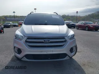 2018 Ford Escape SE z VIN 1FMCU9GD6JUC91365, wystawiony jako IAAI lot #39152113 z przebiegiem 129 283 mil mil oraz . Historia ofert i sprzedaży dostępna na DreamBid. Obrazek 12.